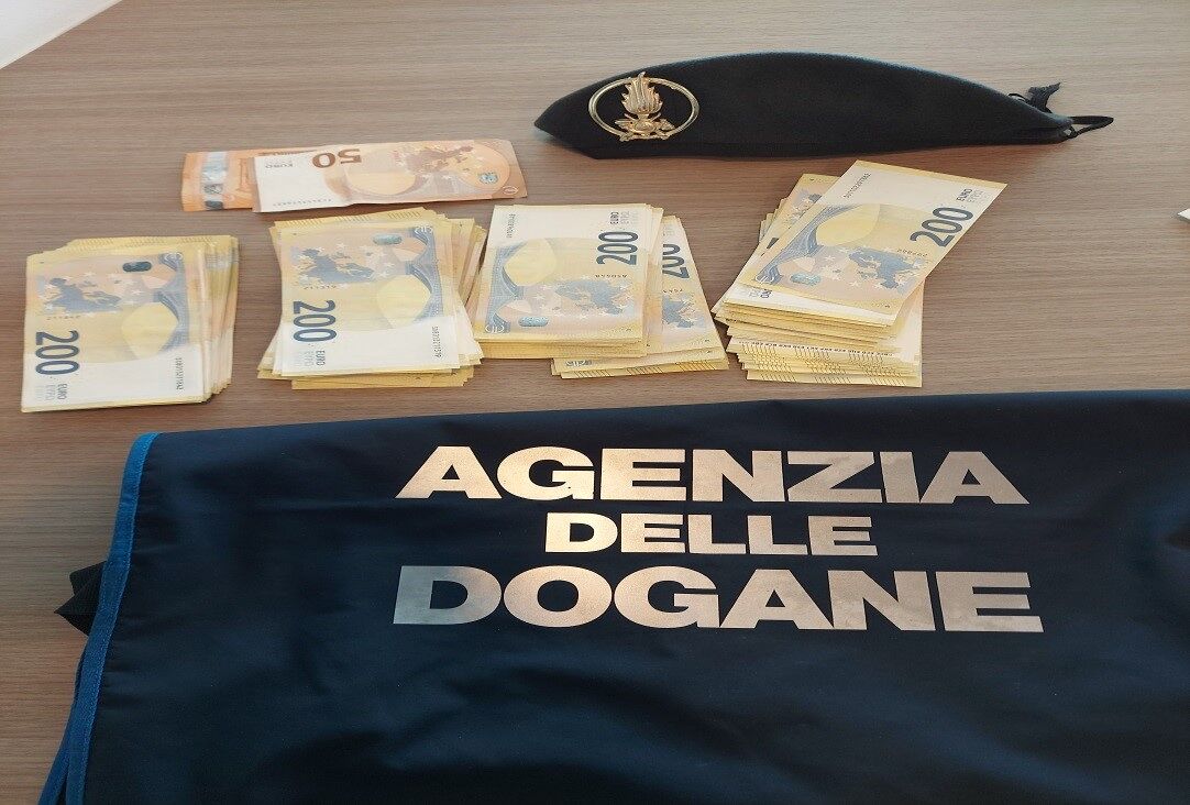 Olbia, fermati all’aeroporto con 76mila euro non dichiarati: due stranieri nei guai