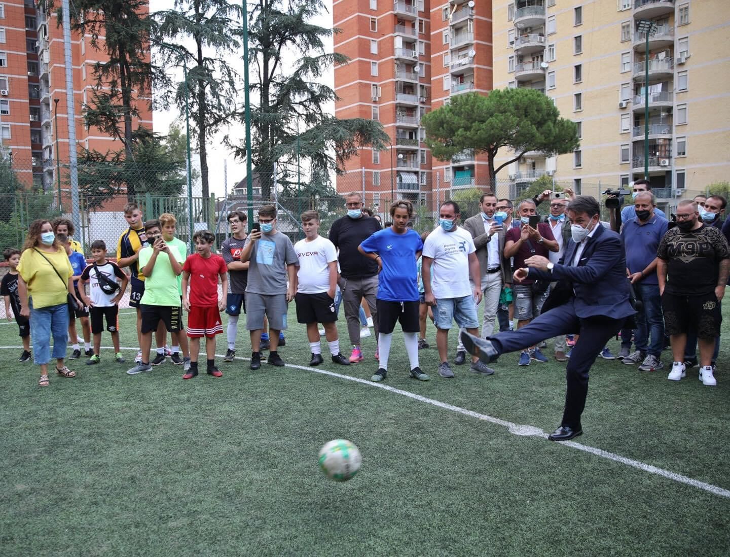 Calcetto, tennis e reddito di cittadinanza: le armi di Conte per risollevare i 5 Stelle con una campagna american style