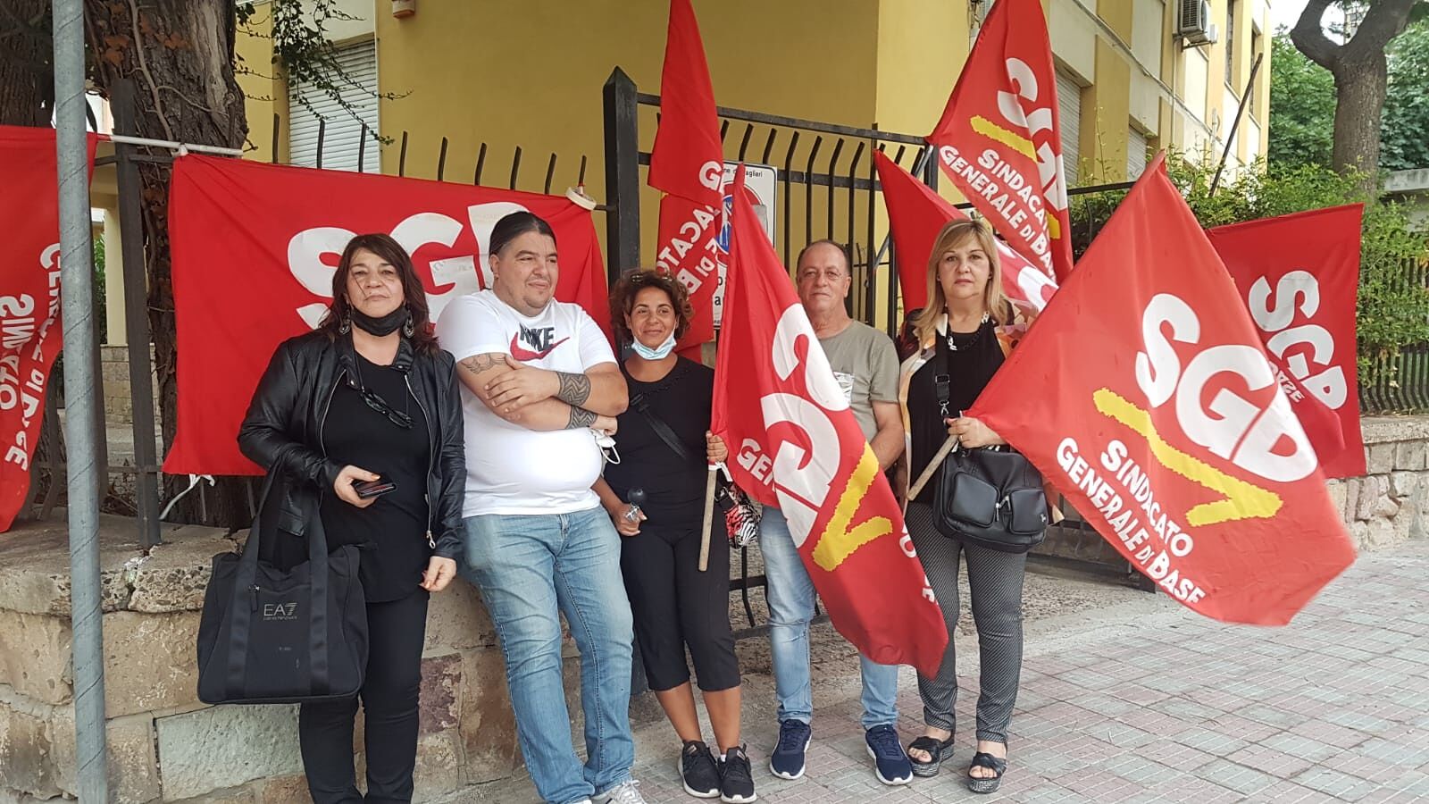 Cagliari, il dramma dei lavoratori della scuola di musica: “Stipendio tagliato, con 350 euro come tiriamo avanti?” (VIDEO)