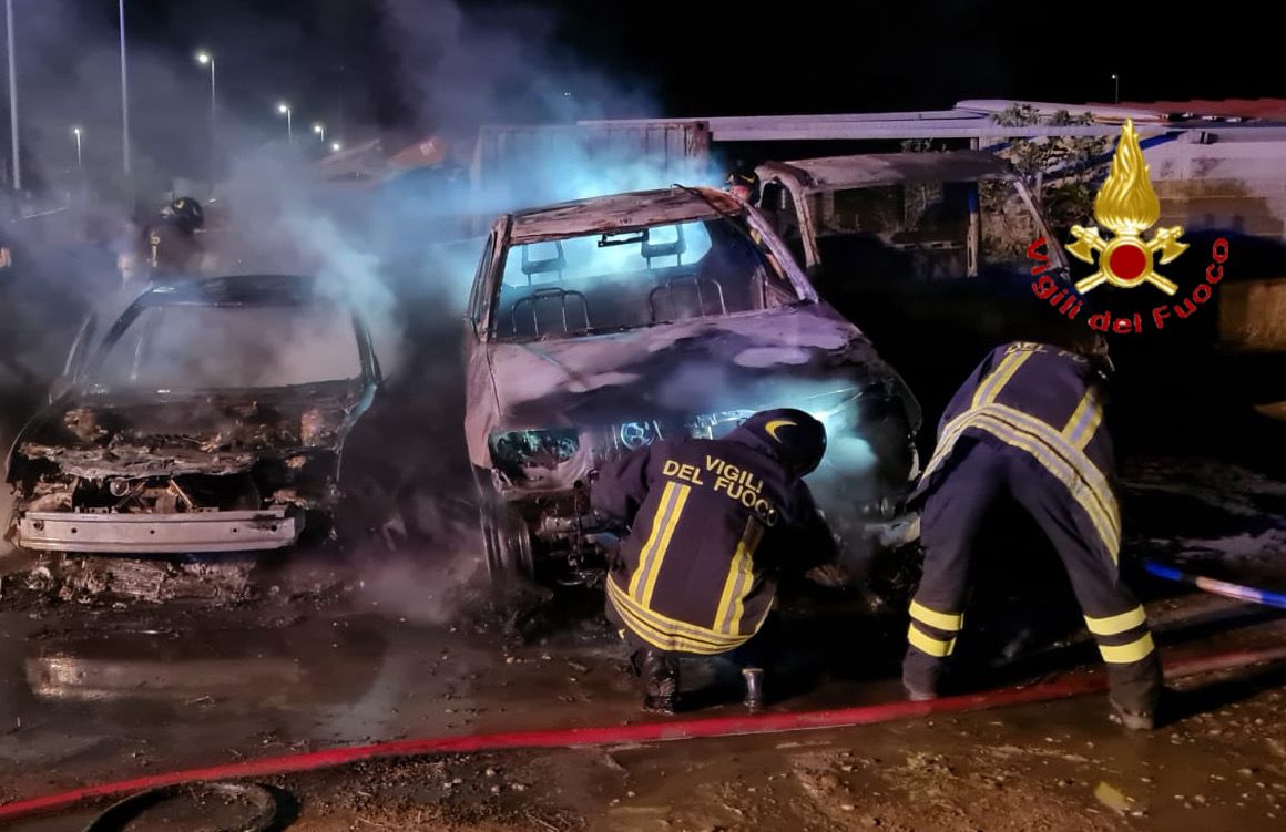 Maxi incendio nel deposito giudiziario, in cenere furgoni e auto a Ottana: rogo doloso