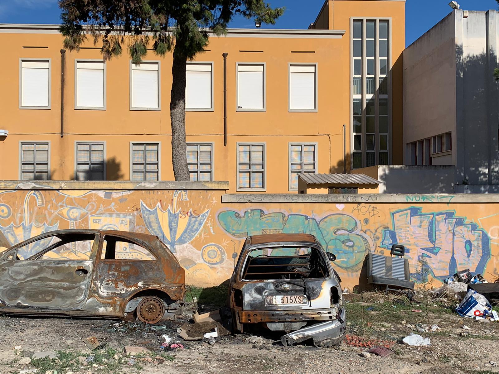 Cagliari, “miracolo” dopo anni di proteste: “Addio auto bruciate e rifiuti, un nuovo parcheggio nello sterrato di Is Mirrionis”