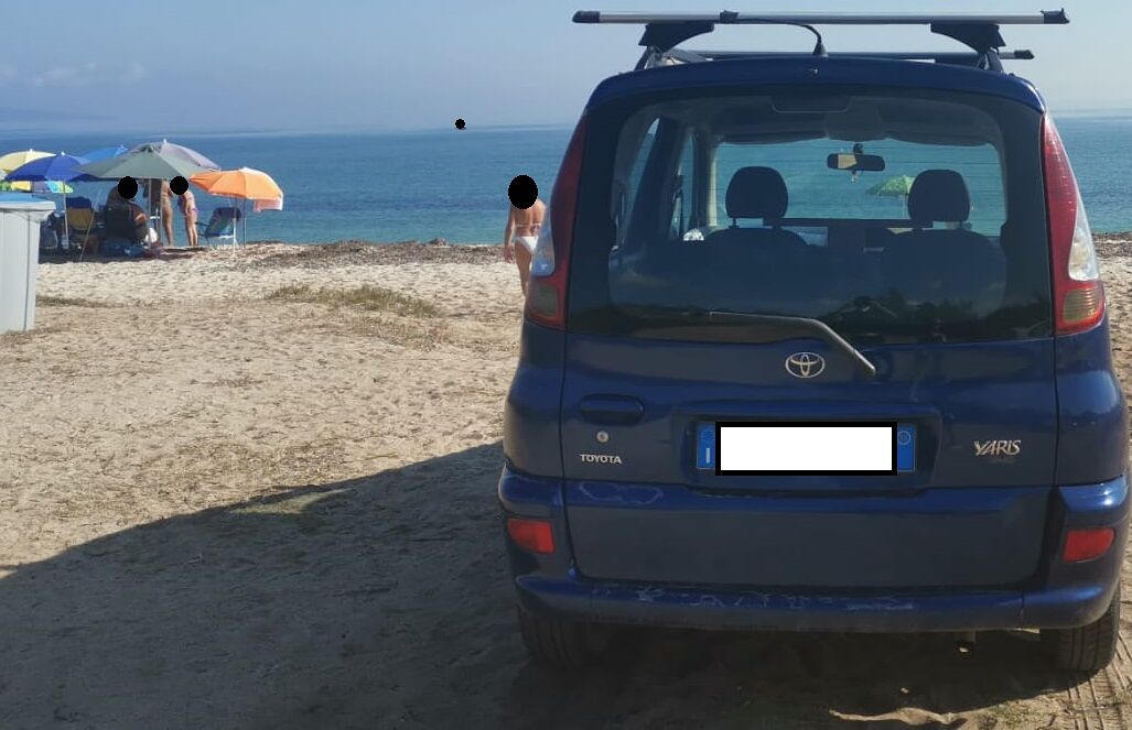 Con l’auto sulla spiaggia, identificato e sanzionato in Sardegna