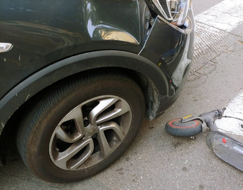 Cagliari, “colpito da un monopattino per far attraversare un pedone: multa e 5 punti tolti dalla patente”