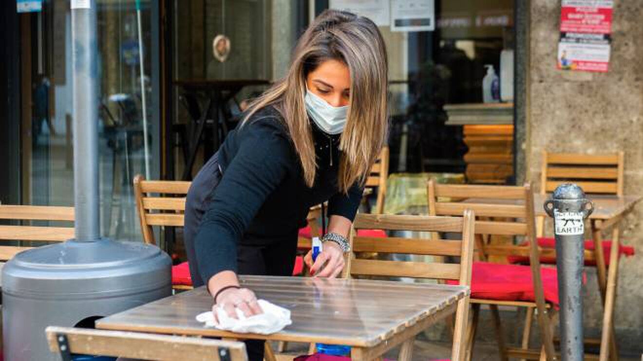 Sardegna a un passo dalla zona gialla, ecco le nuove regole forse già da lunedì: mascherine obbligatorie e in 4 al ristorante