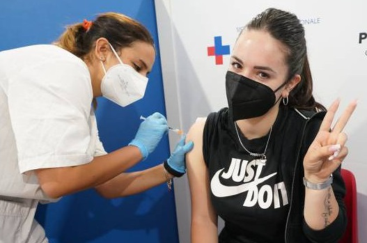 Vaccinazioni record tra i giovanissimi in Sardegna, il 75% ha almeno una dose: caccia agli over 50 non vaccinati