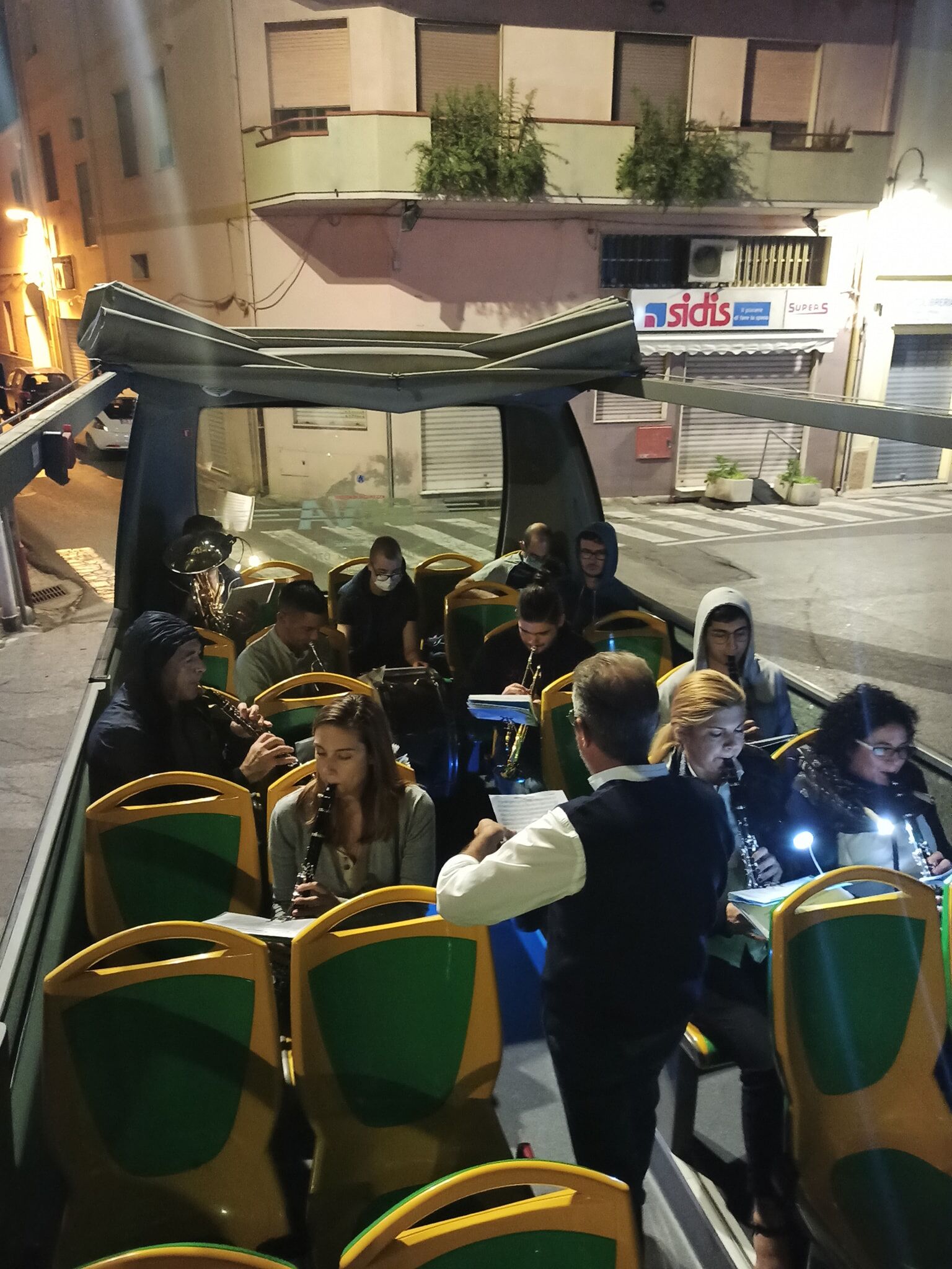 Monserrato, sveglia all’alba per la festa della Madonna: l’orchestra suona sul bus scoperto per tutta la città