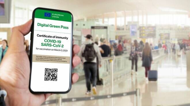 Sardegna, da oggi green pass obbligatorio su navi e aerei: senza vaccino o tampone non si viaggia