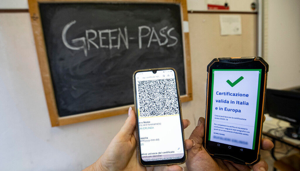 Sardegna, ricorso collettivo al Tar contro il green pass a scuola: l’iniziativa del Codacons