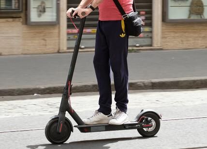 Cagliari, scontro tra un monopattino e un’auto in via Tola: 21enne ferito