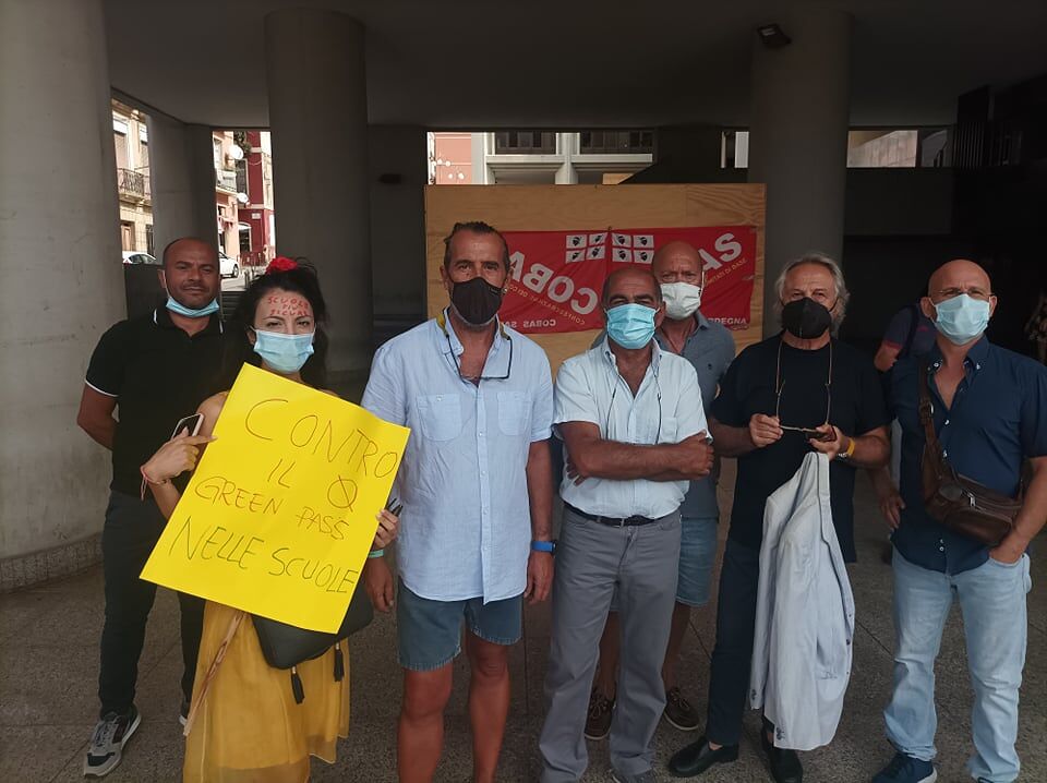 Cagliari, la rabbia dei prof contro il green pass: “No all’obbligo, vogliamo i test salivari gratis”