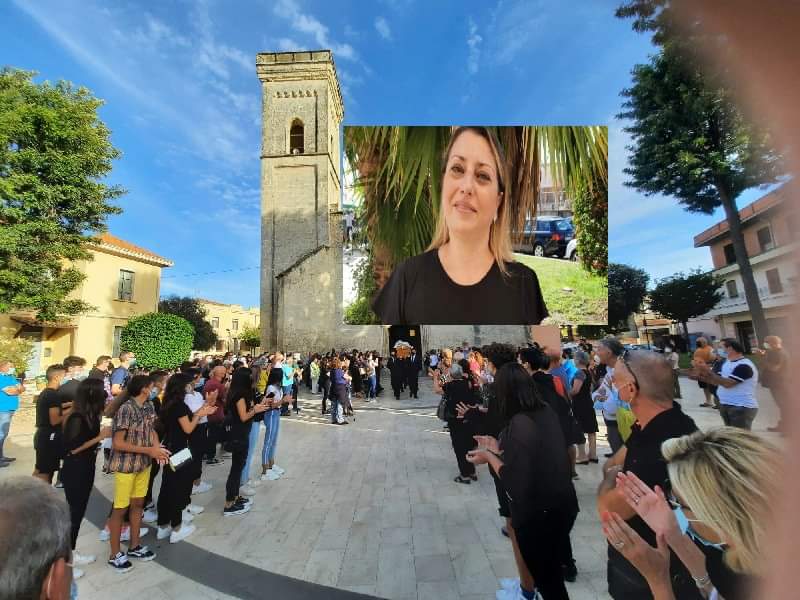 A Sestu lacrime e applausi per Emanuela, morta di cancro a 49 anni: “Sarai la nostra stella”