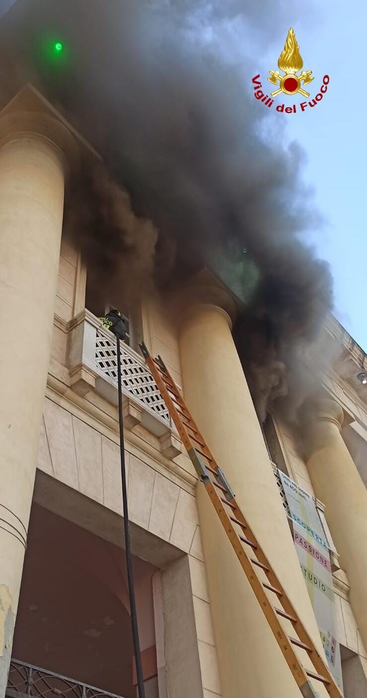 Cagliari, fiamme e fumo nero al San Giovanni di Dio: fuoco e paura nella parte alta dell’ospedale