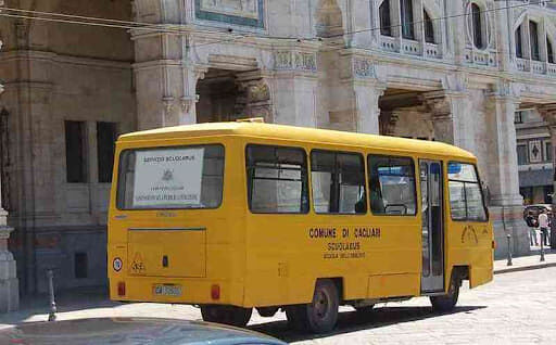Lo scuolabus non parte e gli alunni di Cagliari restano a terra: “Prima volta nella storia della città”