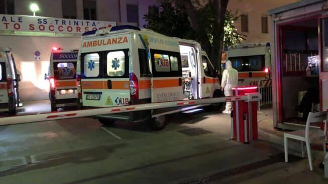 Covid, emergenza nei Pronto soccorso a Cagliari: “Pazienti anche 7 ore in ambulanza”