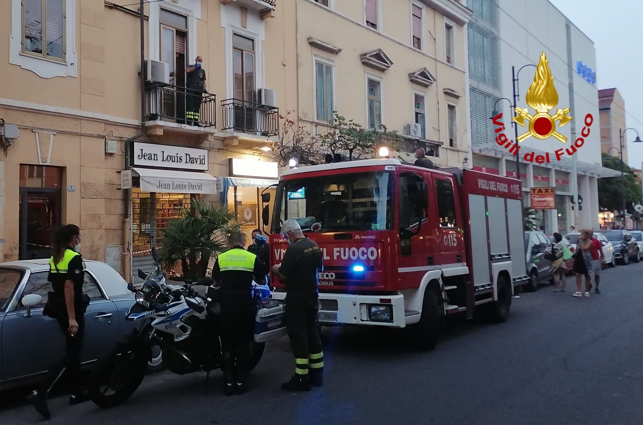 Paura a Cagliari, crolla un balcone sul marciapiede di via Dante