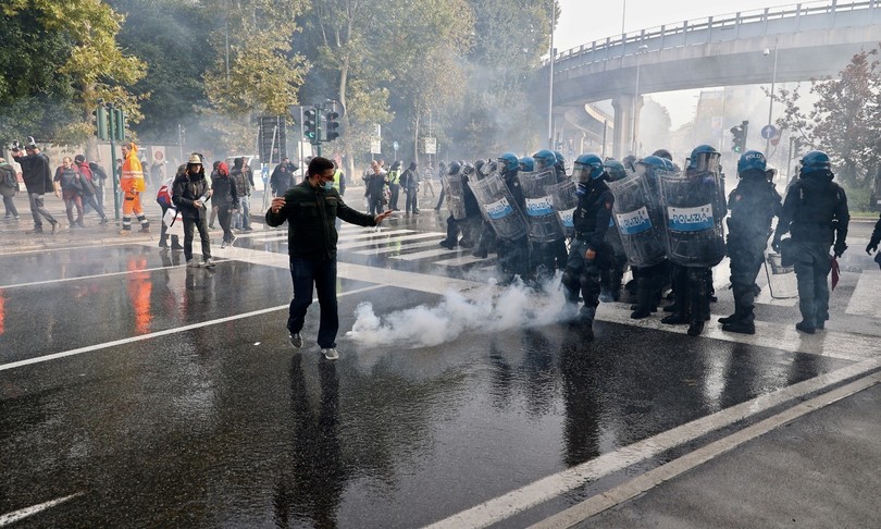 Trieste, sono riprese le proteste dei no-green pass nei pressi del porto