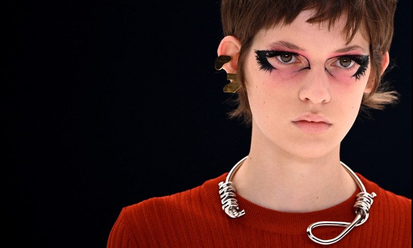 Modelle con il cappio al collo come collana, polemiche su Givenchy