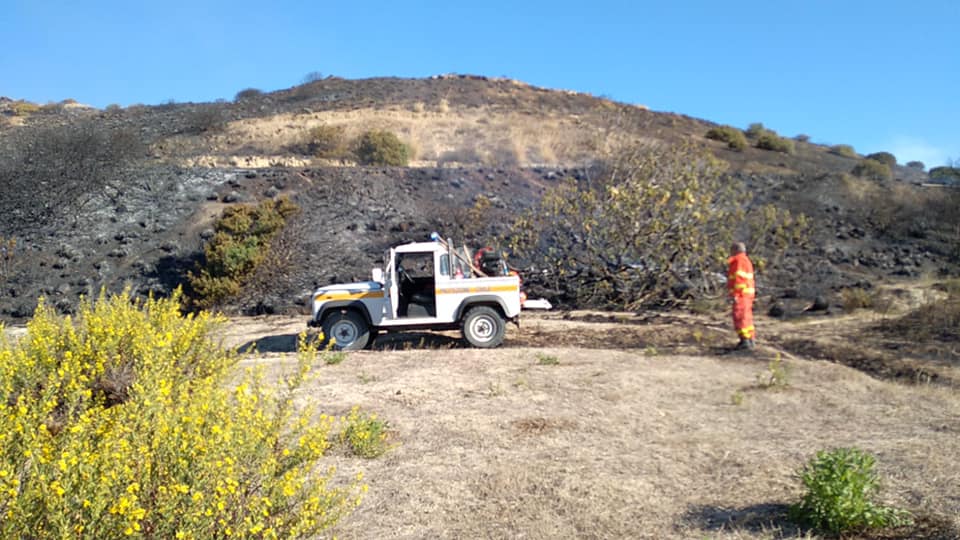 Paura a Settimo San Pietro, vasto incendio vicino alla ferrovia: “I delinquenti incendiari sono sempre attivi”