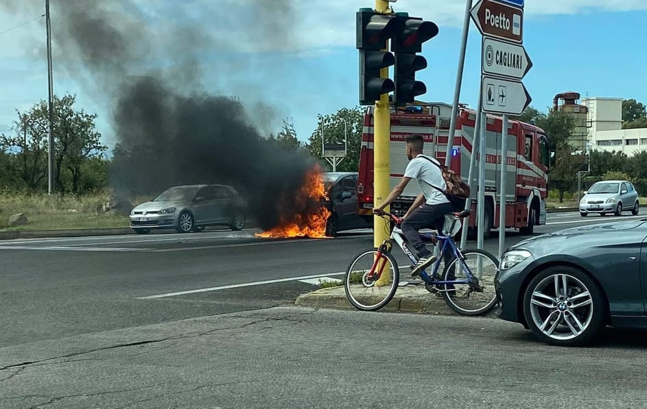 Selargius, auto in fiamme sulla 554 al bivio per Settimo San Pietro: paura e traffico in tilt