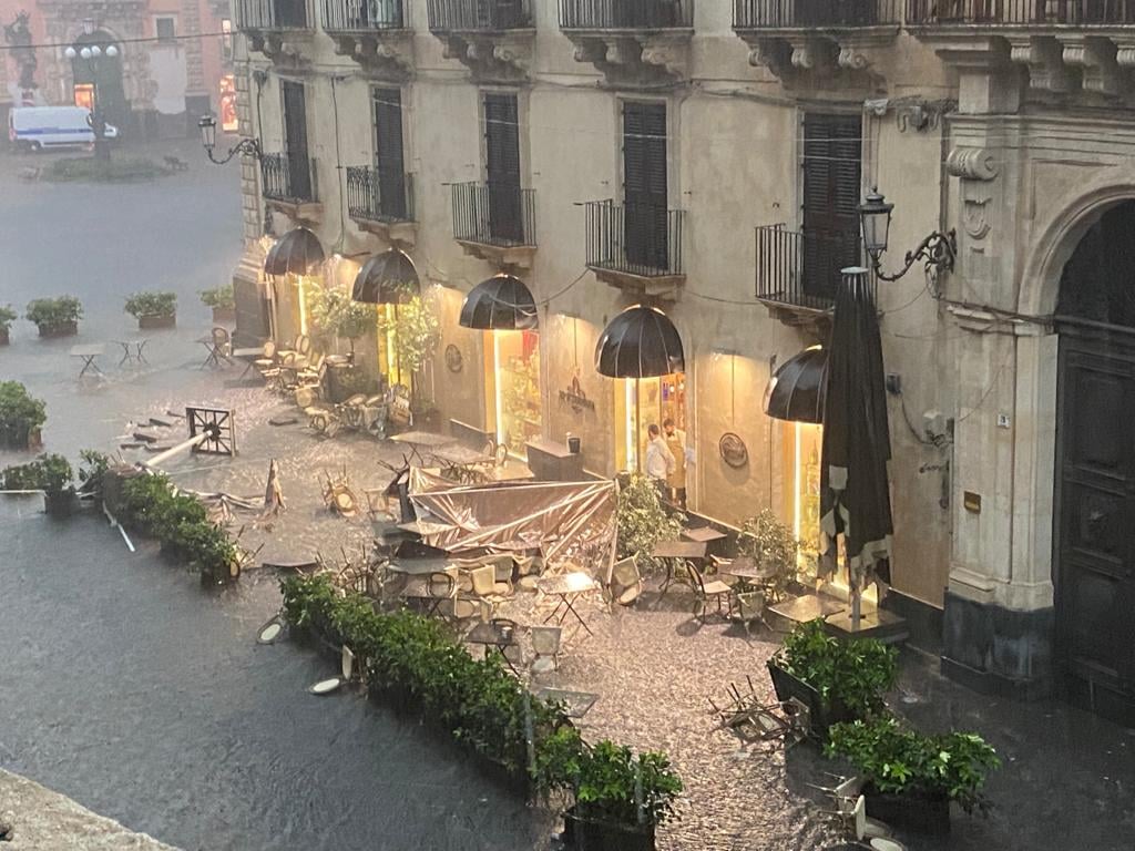 Un tornado si abbatte su Catania, il Comune: “Massima attenzione, non uscite”
