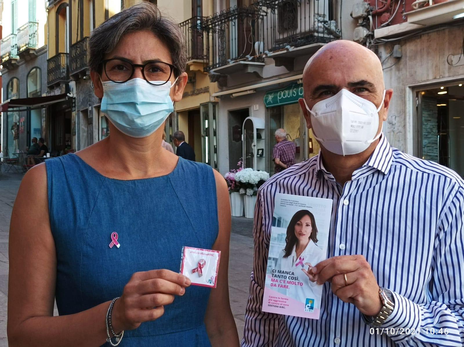 Tumore al seno, nastro rosa in vendita nelle vie dello shopping a Cagliari