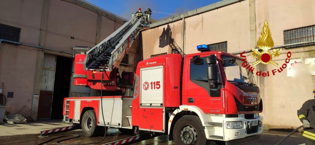 Sestu, pannelli fotovoltaici in fiamme sul tetto di un capannone: in azione i vigili