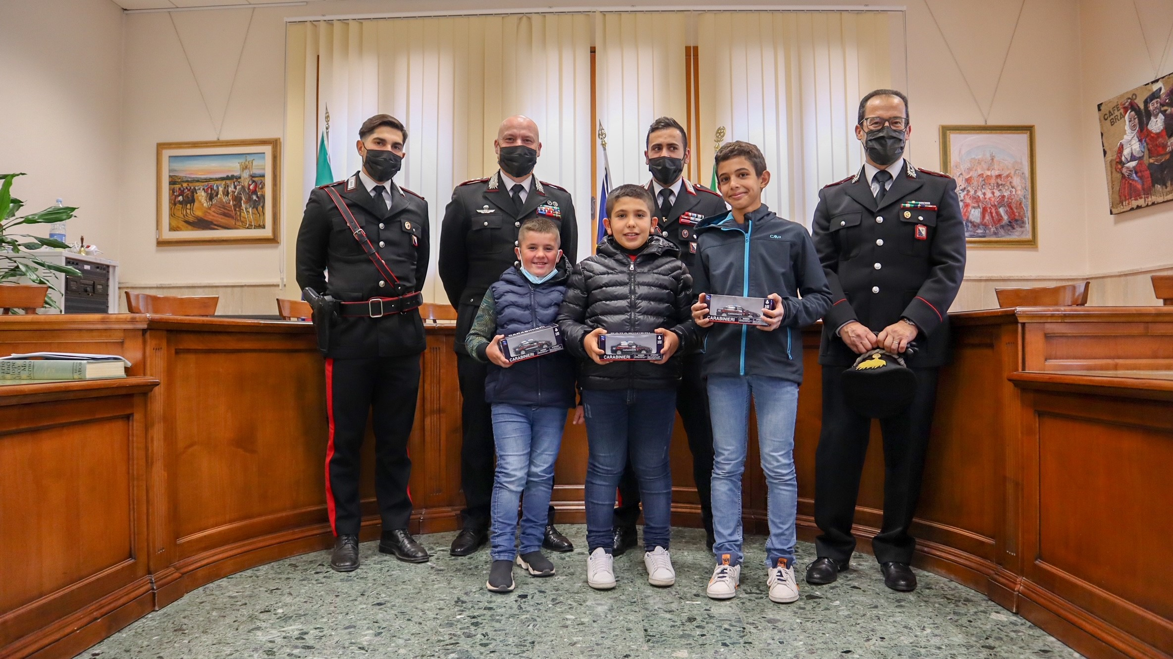Soccorrono l’amichetto rimasto intrappolato sotto un cancello: premiati tre bambini a Fonni