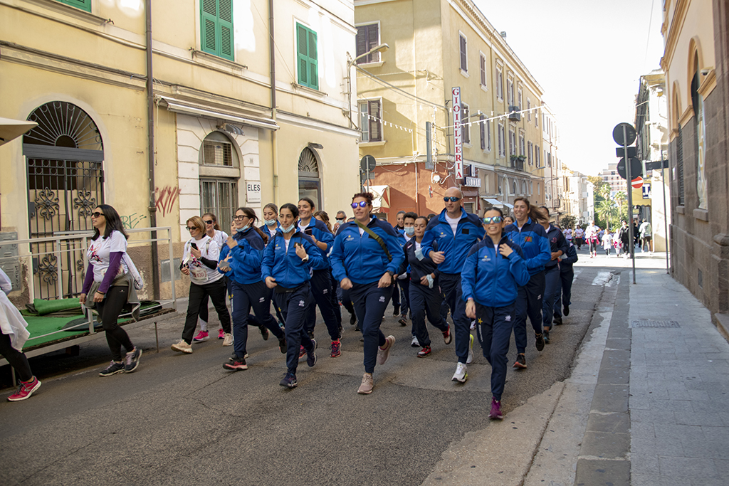 Sassari, alla ‘Corsa in rosa’ per dire NO alla violenza sulle donne anche i Militari della Brigata Sassari