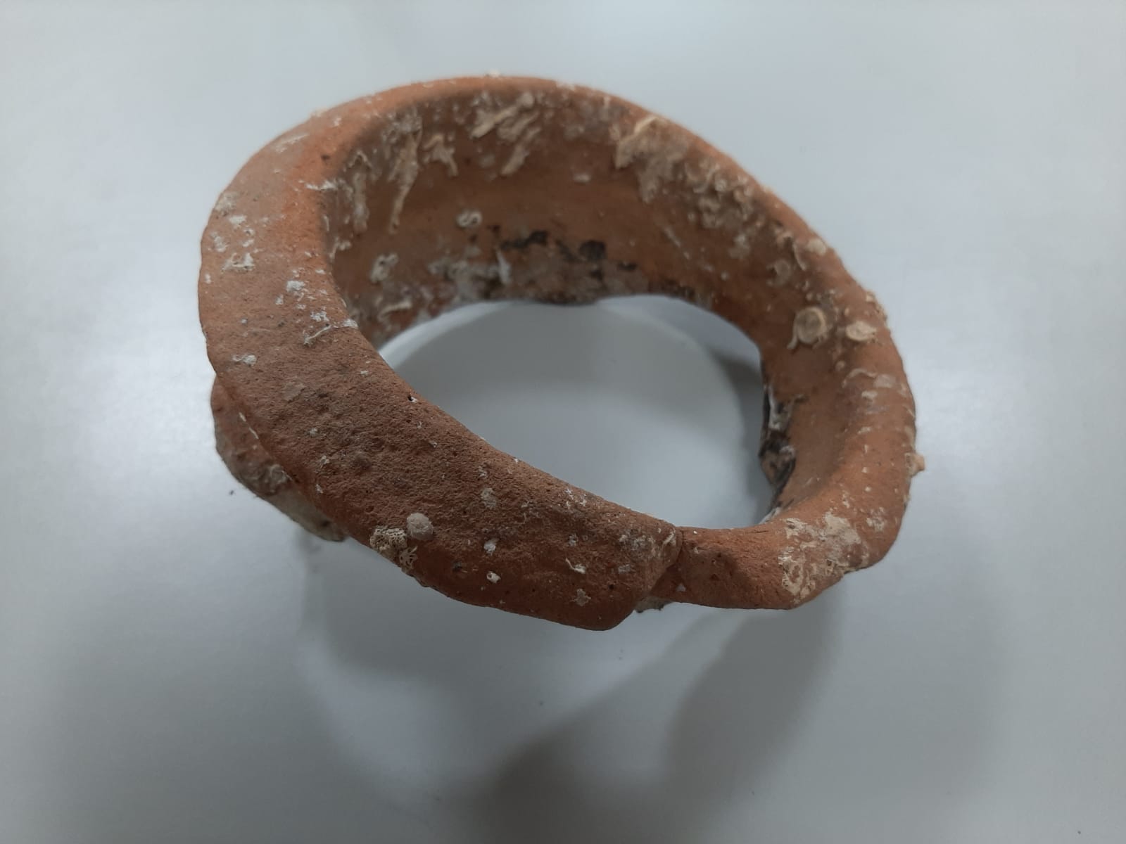 Olbia, nasconde un collo di un’anfora antica nel bagaglio: fermato un turista francese