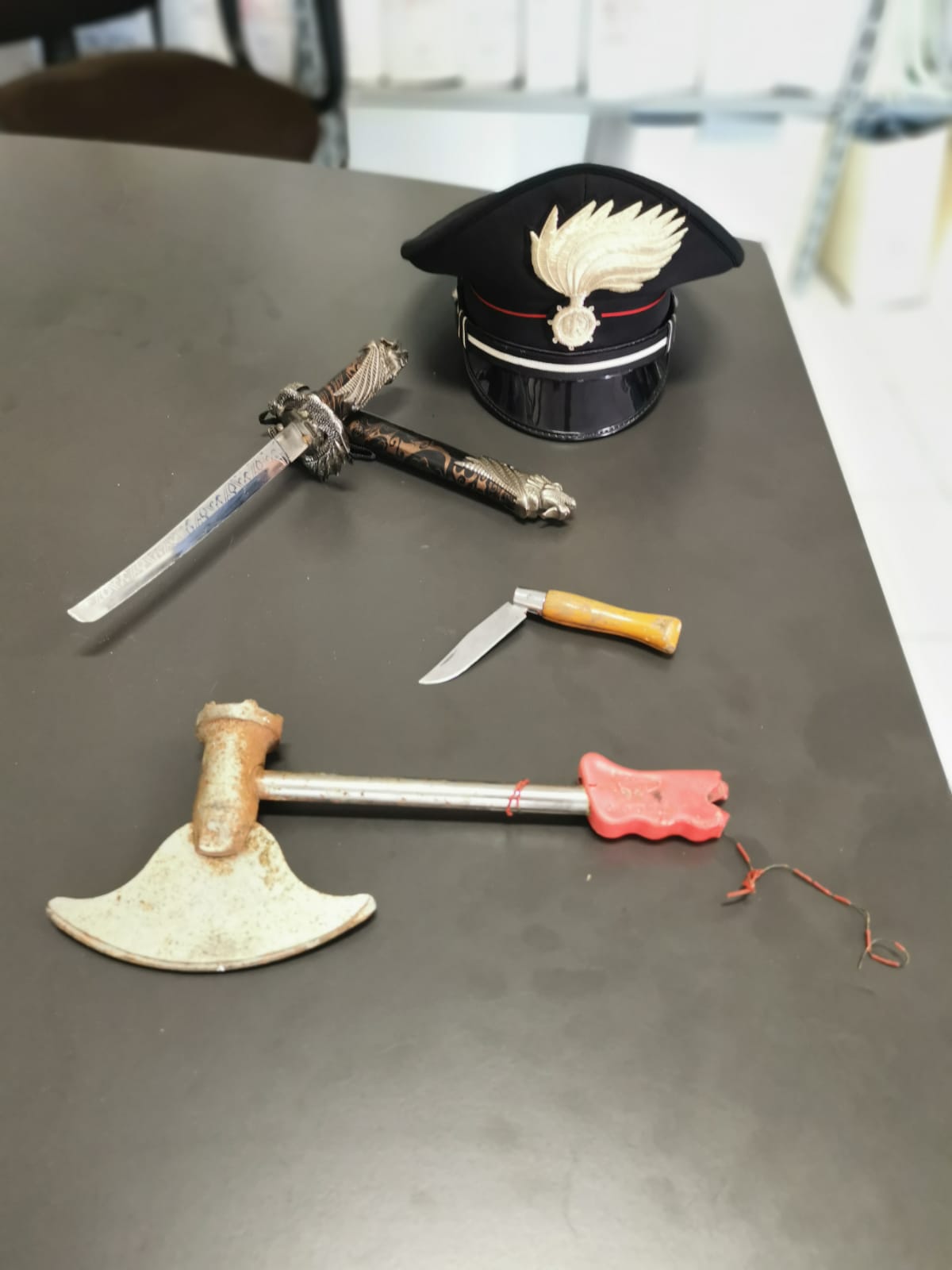 Gira in auto con un’accetta, un pugnale e un coltello: denunciato a Carbonia