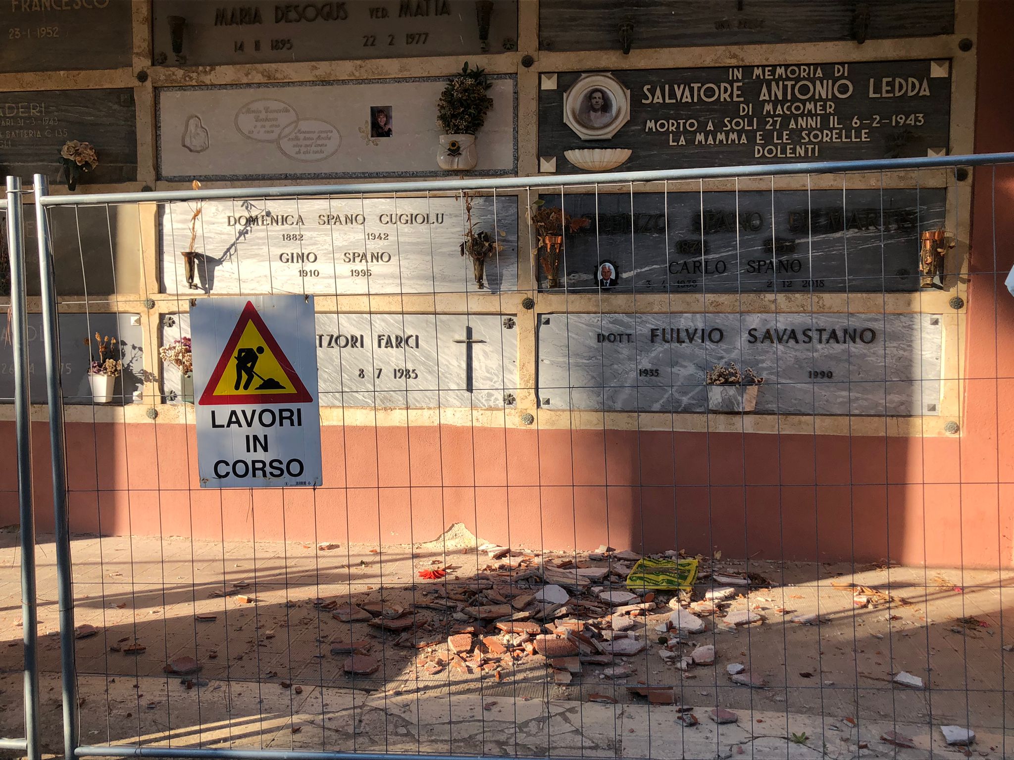 Cagliari, tombe recintate e parenti dei defunti furiosi: “Pulire le lapidi o mettere fiori? Vietato”