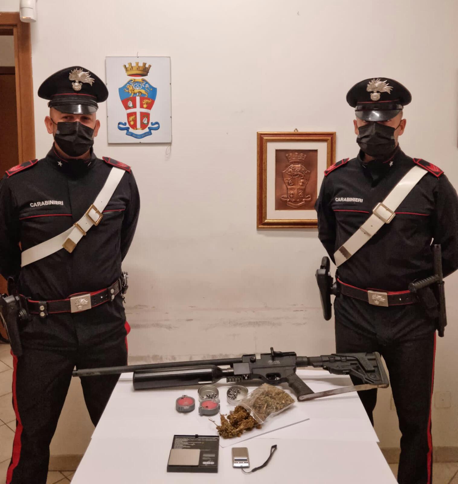Sestu, in casa un fucile illegale e droga: arrestato un uomo di 49 anni, denunciato il figlio