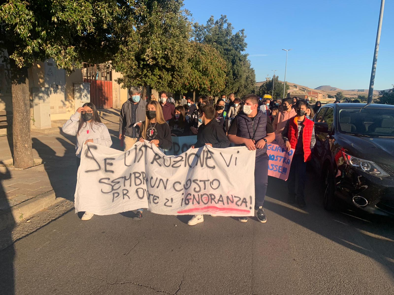 A Villanovafranca scoppia la protesta di genitori e alunni contro le pluriclassi