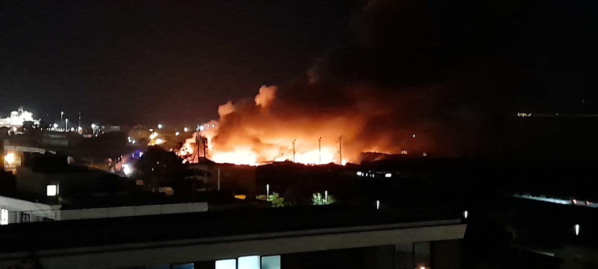 Fiamme altissime, esplosioni e tanto fumo: inferno nel campo nomadi sgomberato a Cagliari