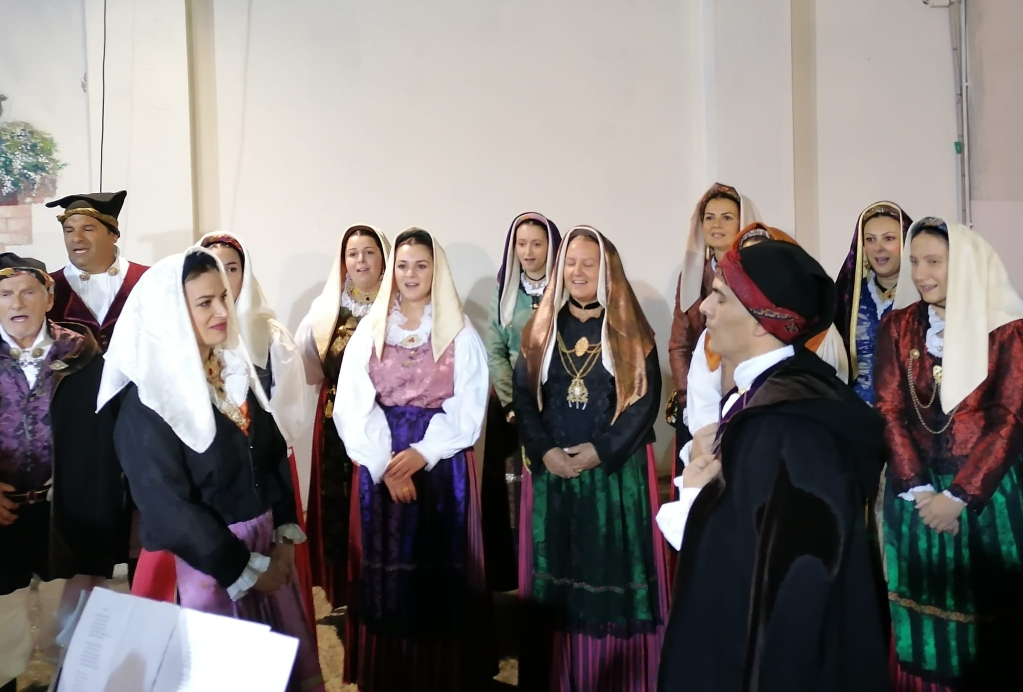 Selargius, la magica serenata in sardo di Mirko a Francesca: gli sposi del matrimonio selargino incantano tutti (VIDEO)