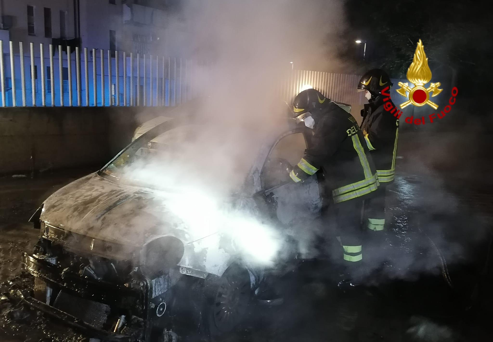Cagliari, auto in fiamme nella notte in via Malfidano: il rogo spento dai vigili del fuoco