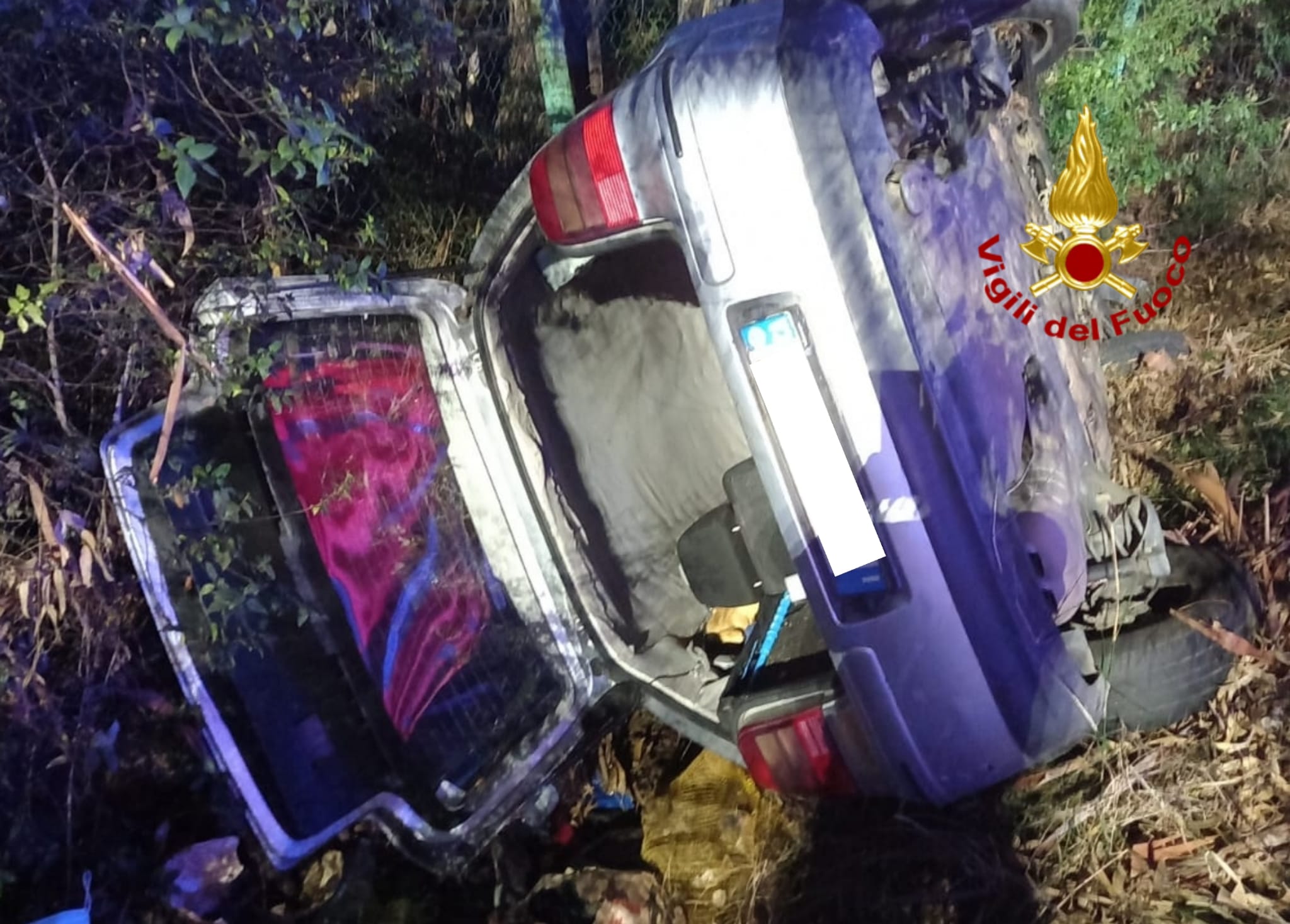 Pauroso incidente sulla Ss 195, auto vola fuori strada e si ribalta: coppia viva per miracolo