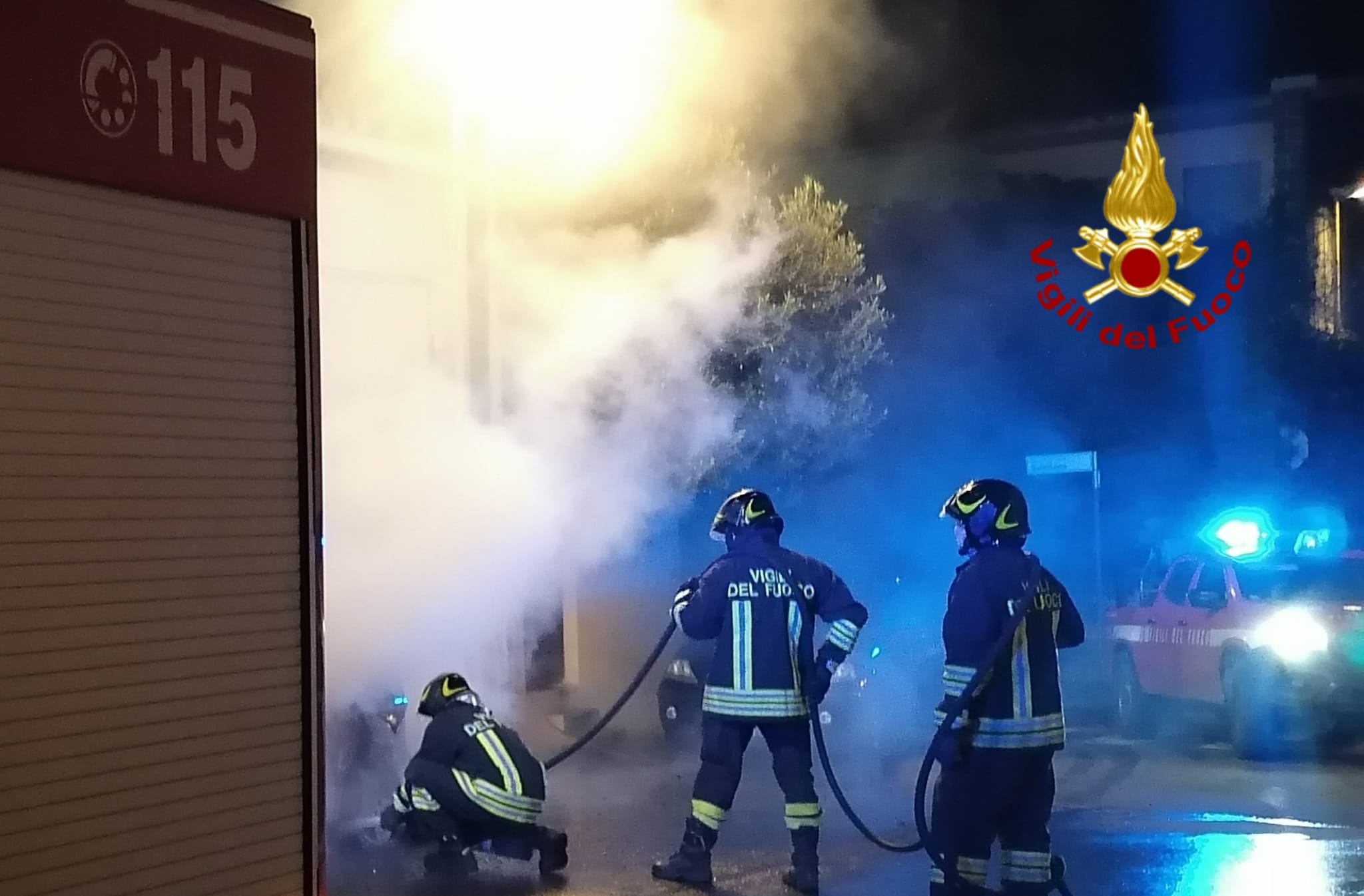 Auto in fiamme nella notte a Elmas, danneggiata la facciata di una palazzina