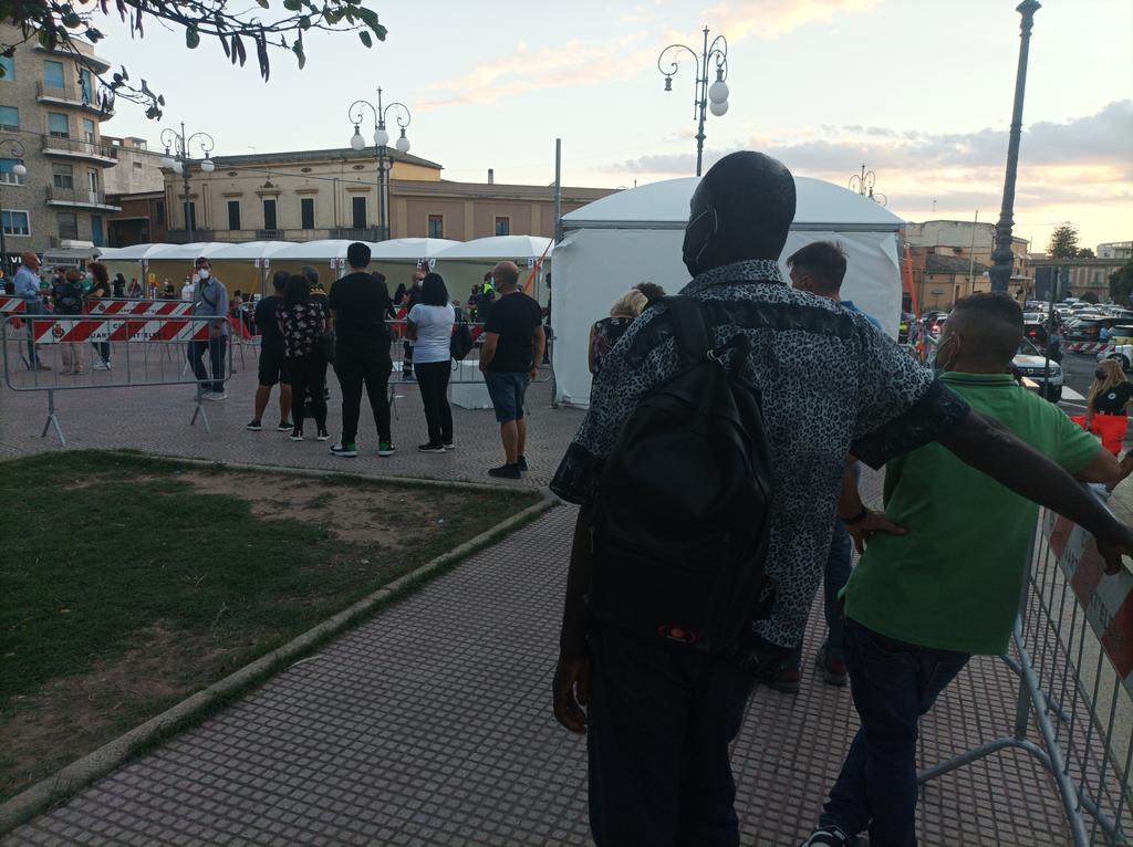 Quartu, in centinaia all’aperivax in piazza Sant’Elena: vaccino e drink gratis col green pass assicurato