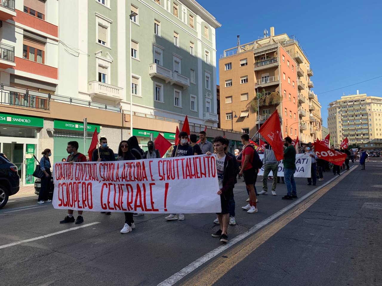 Cagliari, in piazza anche gli studenti: “No alle classi pollaio, alla scuola-azienda: siamo vicini ai lavoratori ko”