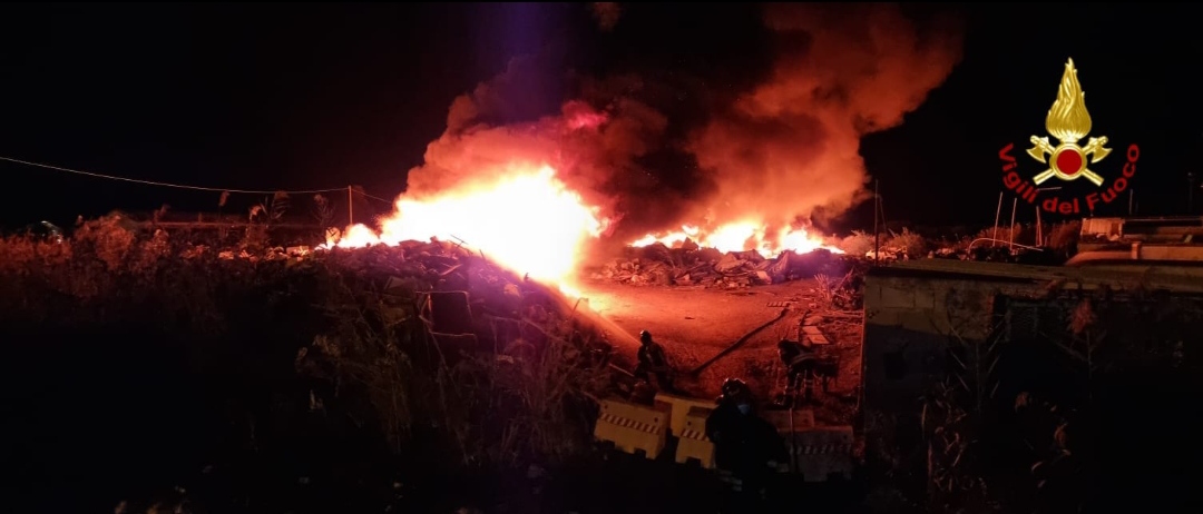 Fiamme altissime, esplosioni e tanto fumo: inferno nel campo nomadi sgomberato a Cagliari