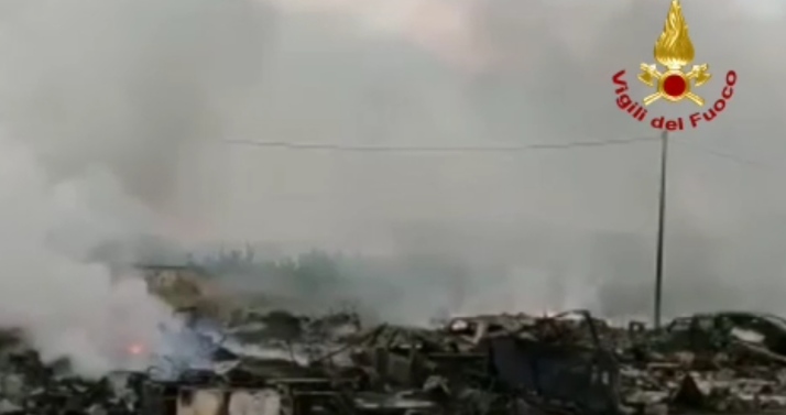 Cagliari, incendio infinito nel campo nomadi: le fiamme stanno divorando da 12 ore la discarica abusiva
