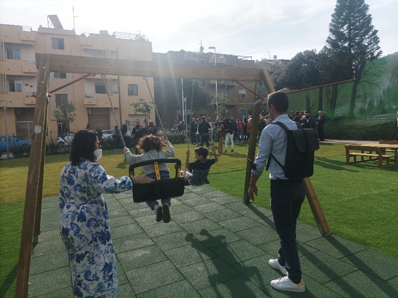 Altalene e cavallucci al posto di uno sterrato, a Pirri nasce un nuovo parco: “Abbiamo salvato anche 20 parcheggi”