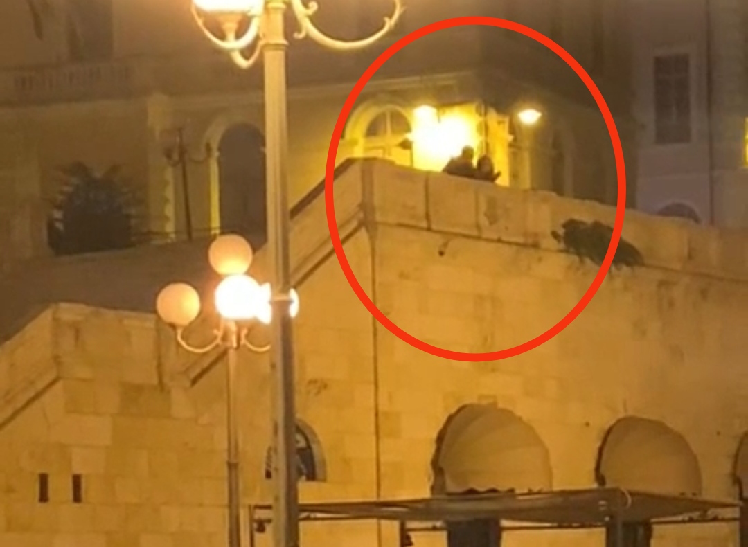 Degrado a Cagliari, coppia fa sesso davanti a tutti al Bastione (VIDEO)