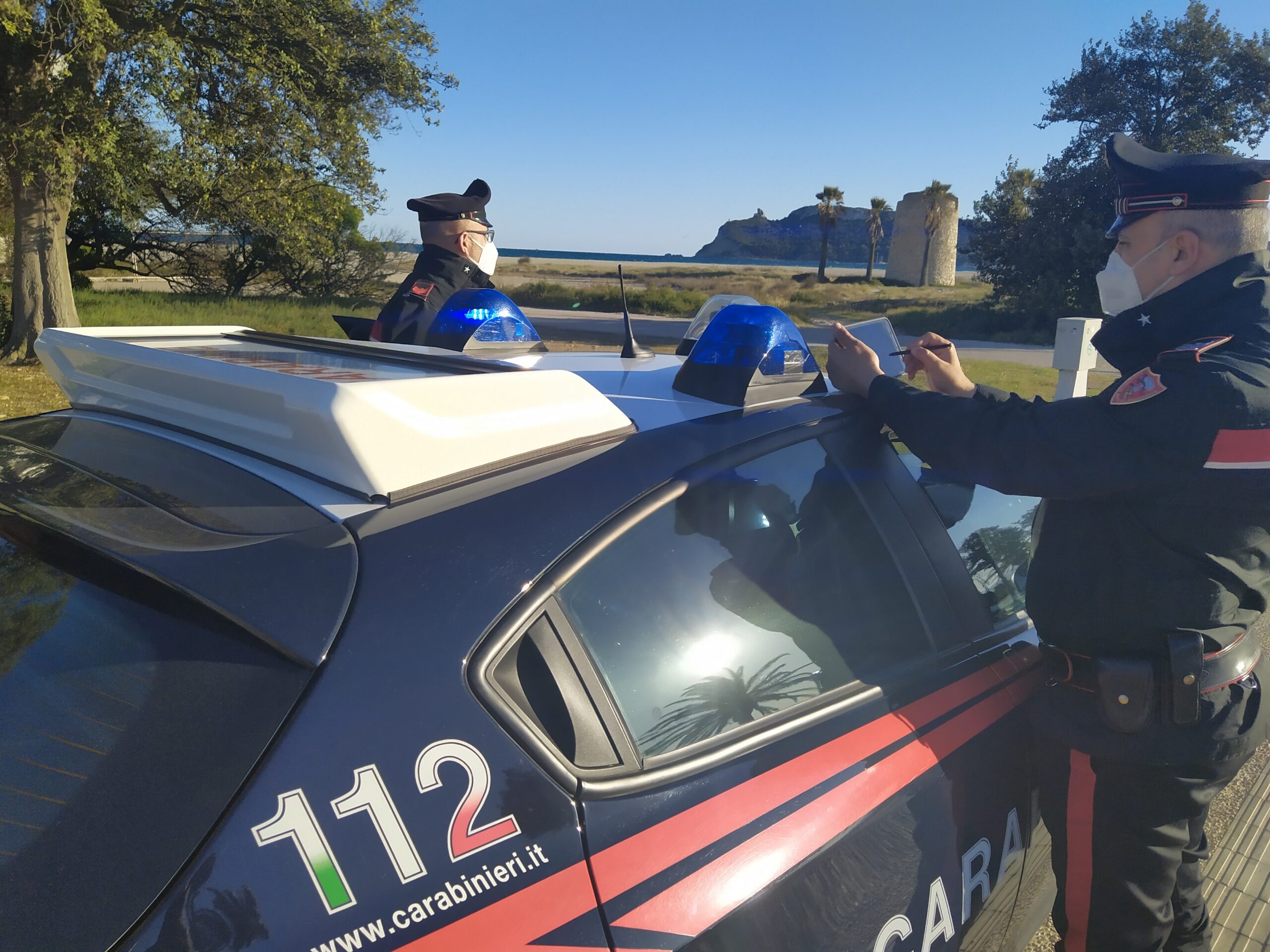 Cagliari, acquistano sigarette e “gratta e vinci” con carte di credito rubate ai bagnanti del Poetto