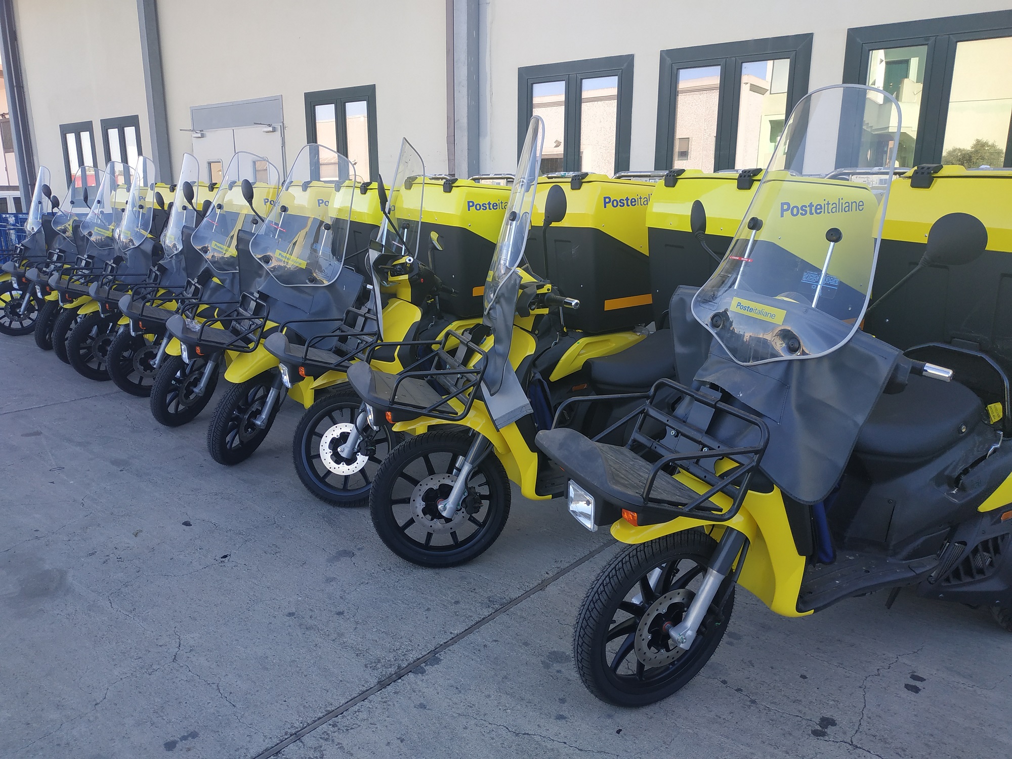 Pacchi e corrispondenza, è il Sud la zone più green delle Poste: ci sono anche i quadricicli elettrici