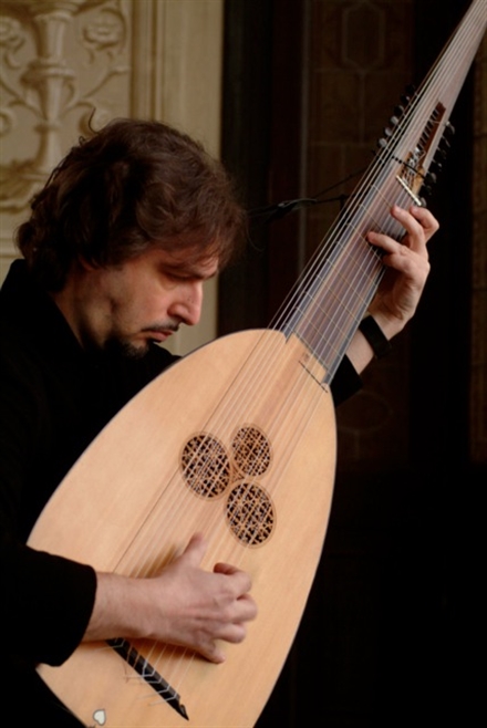 Echi lontani, i misteri e gli intrighi dell’Inghilterra del Seicento con il liutista Massimo Marchese