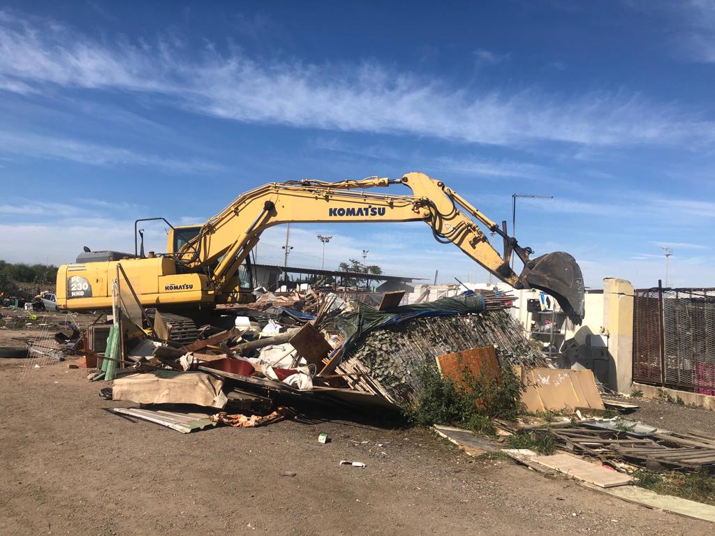 Cagliari, ecco la ruspa che abbatte la baracca dei nomadi sotto gli occhi dei residenti di via San Paolo (VIDEO)