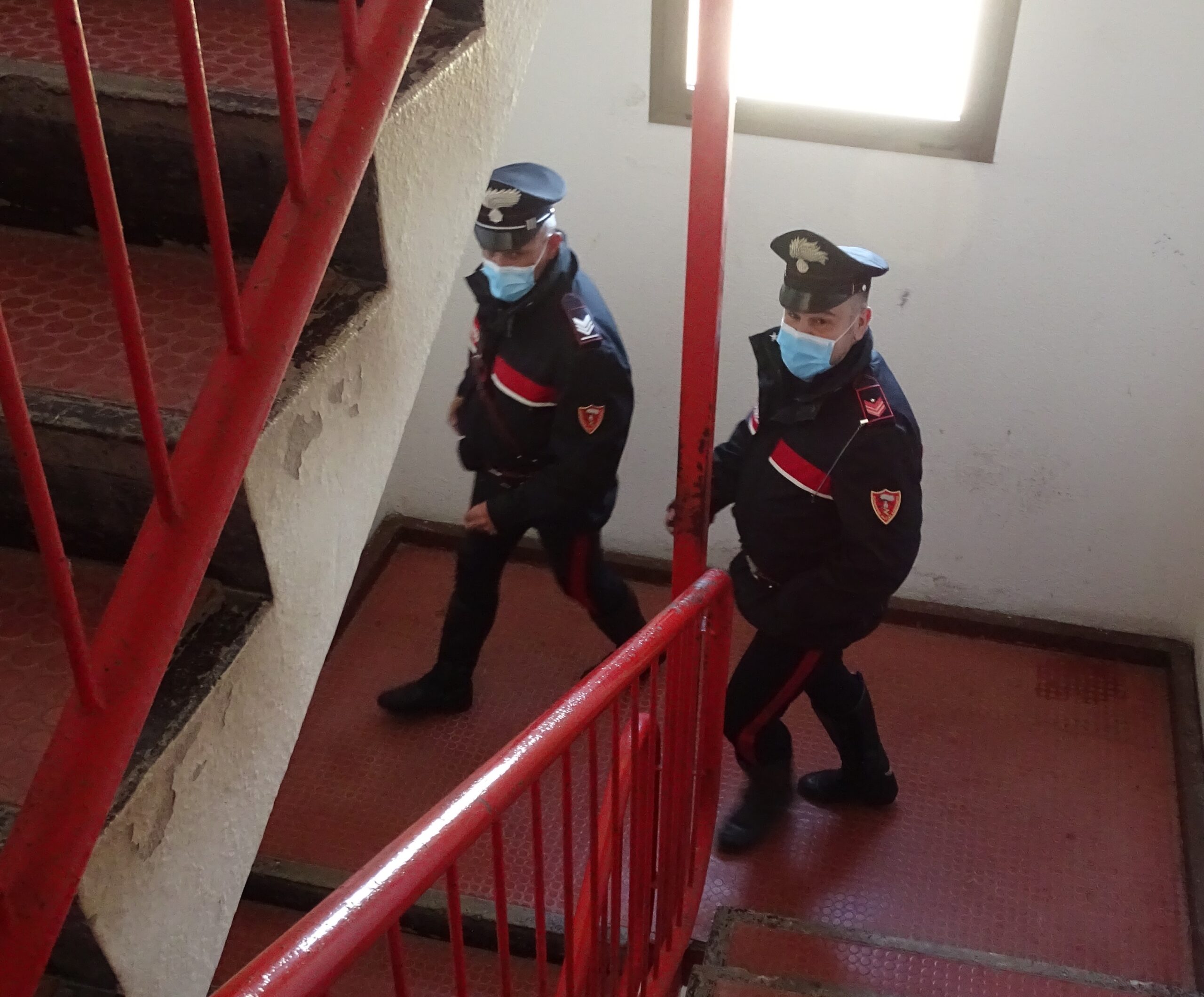 Cagliari, eroina e cocaina nell’ascensore di una palazzina in via Schiavazzi