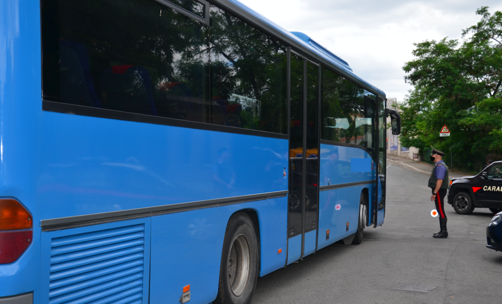 Tira un pugno a un anziano sul bus a Cagliari, i presenti reagiscono e chiamano il 112: 20enne denunciato